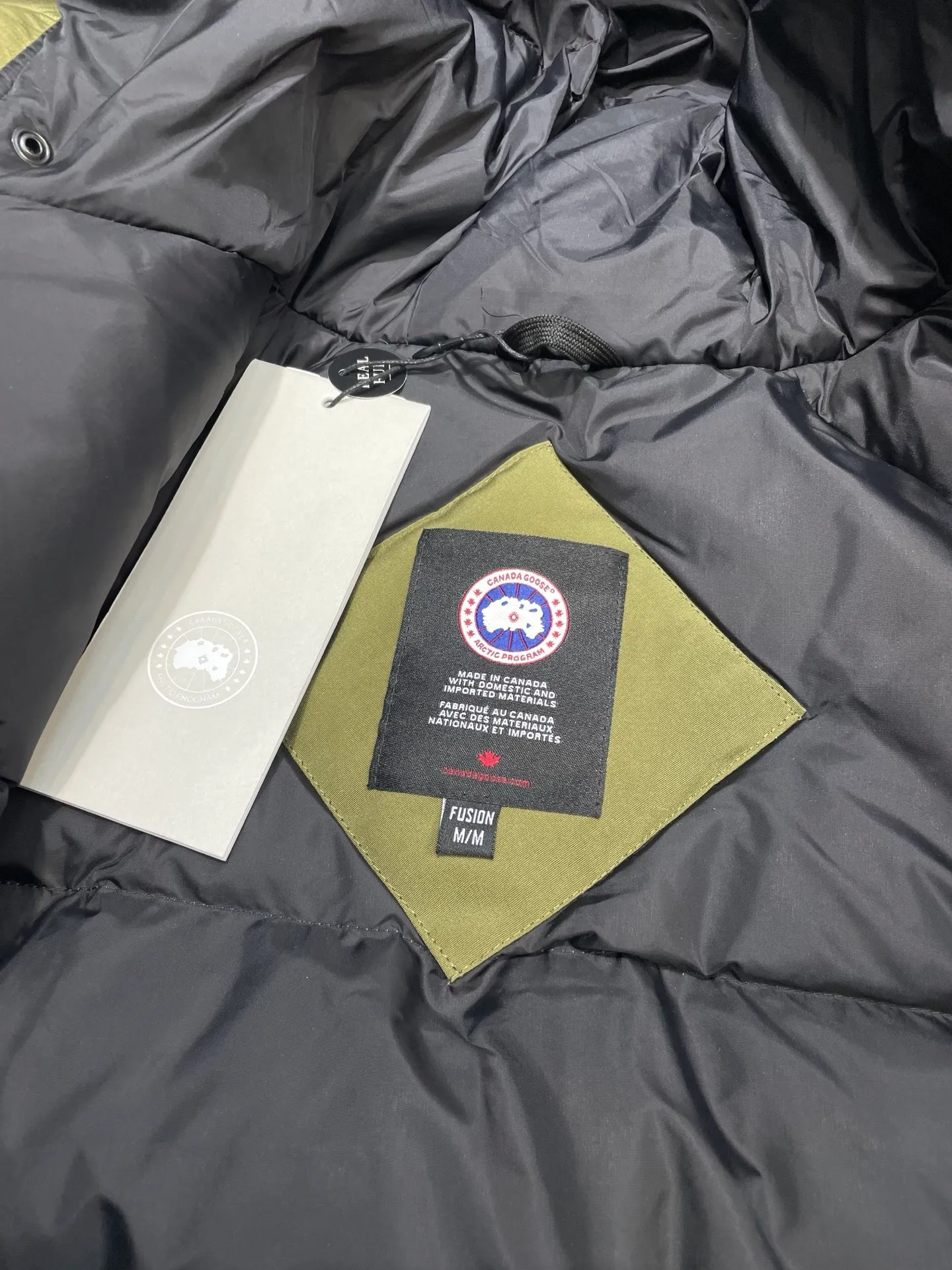 P780 high-end version Canada Goose Canada Goose #Chilliwack 7999M bomber jacket short down jacket/01 model #Men and Women Same Style# ➖ Genuine synchronous anti-counterfeiting chip sensor! ➖ Imported 21S polyester-cotton blended original fabric [last year’s 16S/18S hard fabrics have been completely eliminated, this year all use 21S genuine synchronous fabrics, the soft mid-strap feels delicate and textured], genuine synchronous Feather-Light 10D waterproof coating fabric, made of 84.5 polyester fiber and 15.5 cotton, 100% the best feel in the entire network! ➖ The genuine official website is synchronized with the national standard 80 white duck down, you can check the official website customer service, there will never be a series of misleading claims such as 90 down or goose down! ➖ Using the best nylon lining with double double-layer sealing design, velvet-proof No. 7 needle + grid-filled down ready-made garments, there is 100% no so-called velvet running! ➖ The cuffs are designed with thickened seamless threads, and the collar and pockets are lined with top-quality polar fleece to keep you warm and comfortable! ➖ Yoshida YKK provides original custom-made electroplated sliders. YKK two-way lockable zippers are tight and smooth and will not peel off paint! ➖ 3M composite guarantees that the Velcro is the same as the original, durable, and all accessories and hardware are custom-made! ➖ Imported BEHRINGER embroidery machine to customize the 10,000-needle embroidery logo, 98% of which can be reproduced to restore the original logo. You can check and compare on the official website! ➖ The fur collars are all made of large pieces of Western Canadian blue wolf hide, ensuring that each fur collar is 13-15cm wide!   Size:XS-XXL